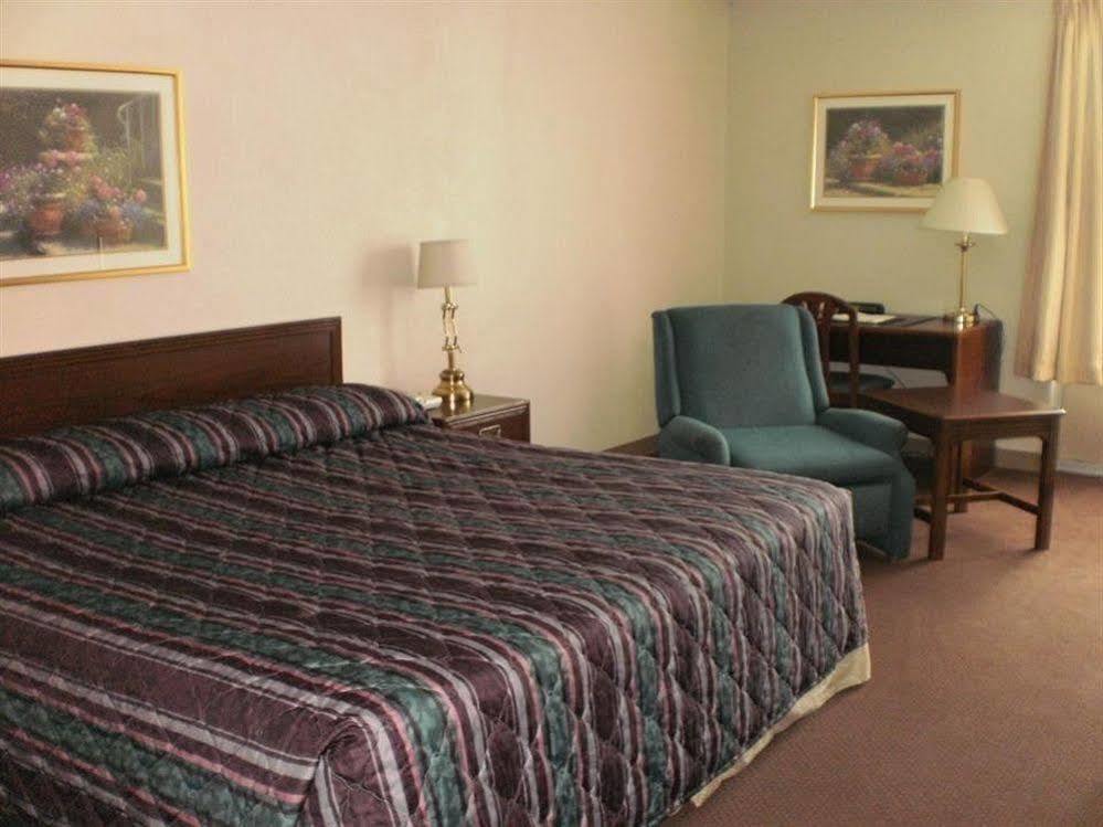 Boarders Inn And Suites - Marion Марион Екстериор снимка